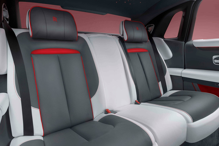 Lớp sơn màu Gunmetal Grey được phủ lên thân xe thông qua quy trình hoàn thiện “khoáng chất” đặc biệt tỉ mỉ với tổng cộng 10 bước, trong đó có đến 4 lớp sơn được áp dụng, tạo ra độ sâu và độ bóng mà nếu chỉ một lớp sơn đơn lẻ sẽ không thể làm được.