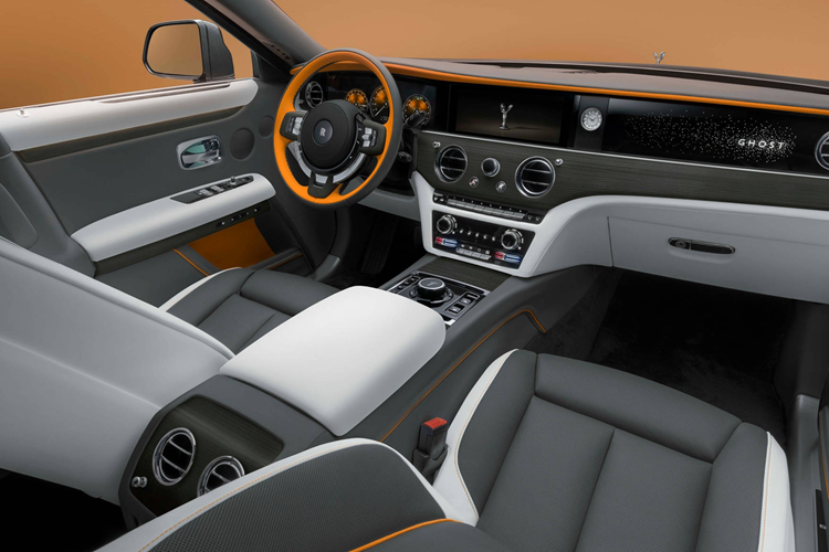 Những thành phần trước đây thường được hoàn thiện bằng thép không gỉ sáng bóng như lưới tản nhiệt và viền trang trí ở cốp xe, nay được làm mờ bằng tay với quy trình Burnout, tạo nên lớp phủ màu đen-xám phảng phất hương khói nhưng vẫn thể hiện được độ bóng tùy theo góc quan sát.