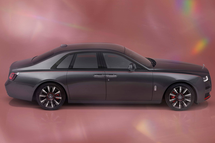 Mẫu xe Rolls-Royce Ghost Prism đặc biệt này vừa là cách để Rolls-Royce dành sự tri ân đến nhóm khách hàng thượng lưu hoạt động trong ngành thời trang. Nhiều khách hàng của Rolls-Royce là những nhân vật quyền lực và có ảnh hưởng trong cộng đồng thời trang khắp toàn cầu.