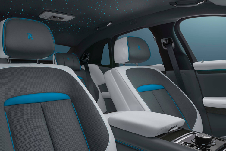 Thông thường, những quy trình phủ sơn đa lớp này sẽ được các xưởng sơn thực hiện bằng máy đánh bóng theo quỹ đạo để đạt độ bóng ưng ý, nhưng khi đó sơn không còn lại nhiều và khiến màu bị nhạt hơn mong đợi. Giải pháp của Rolls-Royce là đánh bóng bằng tay trong 16 giờ, đem lại hiệu ứng thị giác hoàn hảo nhất.