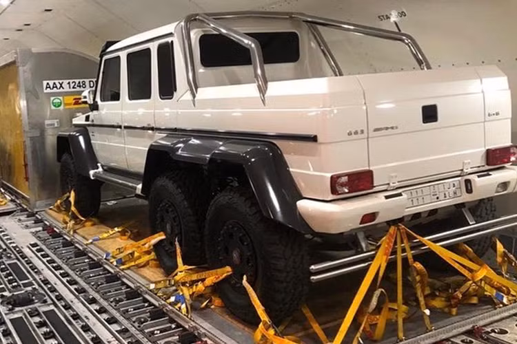 Trong số những chiếc siêu xe mới “hạ lốp” ở nước ta tham sự Gumball 3000 2024 đáng chú ý còn có cực phẩm Ferrari 812 Competizione chỉ được giới hạn 999 chiếc trên toàn thế giới.