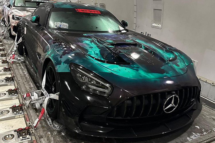 Hiện tại thị trường Việt Nam chưa có một chiếc Mercedes-AMG GT Black Series nào được đưa về nước, do đó sự xuất hiện của siêu phẩm nước Đức trong hành trình Gumball 3000 năm nay nhận được rất nhiều sự quan tâm của giới mê xe.