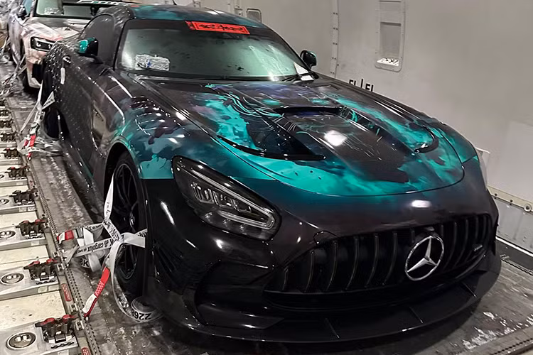 Hiện tại thị trường Việt Nam chưa có một chiếc Mercedes-AMG GT Black Series nào được đưa về nước, do đó sự xuất hiện của siêu phẩm nước Đức trong hành trình Gumball 3000 năm nay nhận được rất nhiều sự quan tâm của giới mê xe.