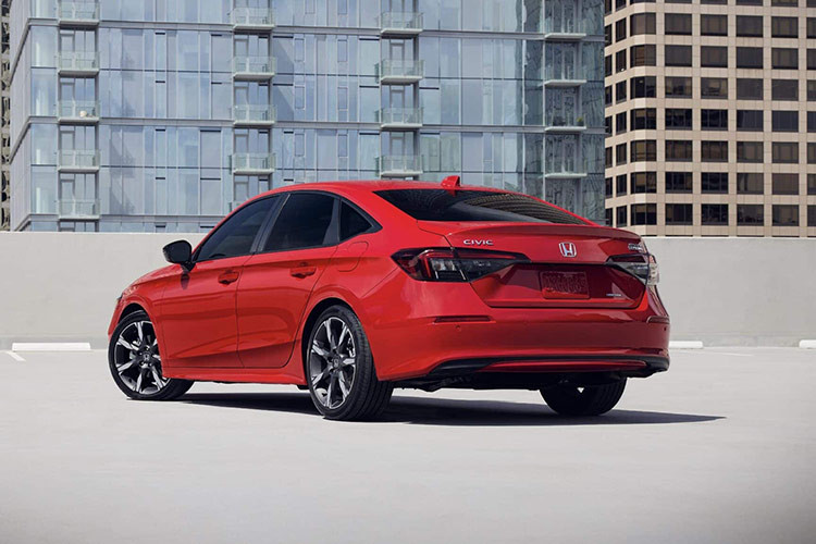 Thứ hai là hệ truyền động hybrid, bao gồm máy xăng 4 xi-lanh, dung tích 2.0L và 2 mô-tơ điện, cho công suất tổng cộng 184 mã lực và mô-men xoắn cực đại 315 Nm.