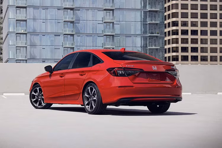 Thứ hai là hệ truyền động hybrid, bao gồm máy xăng 4 xi-lanh, dung tích 2.0L và 2 mô-tơ điện, cho công suất tổng cộng 184 mã lực và mô-men xoắn cực đại 315 Nm.