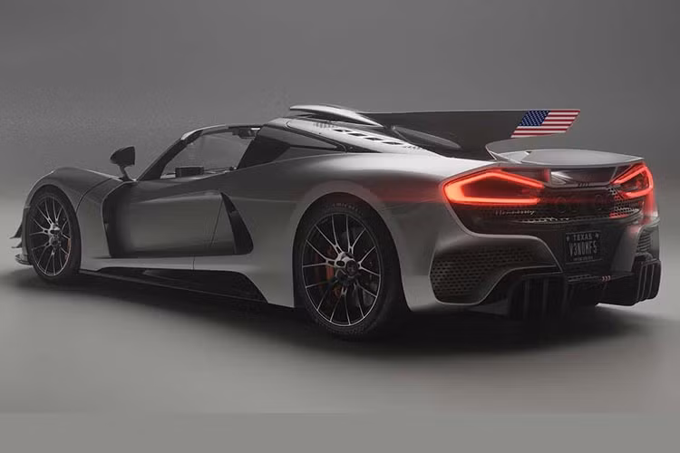 Bên trong nội thất các bàn đạp mới được chế tạo bằng sợi carbon/nhôm, kèm theo là vô-lăng kiểu chữ Yoke của Hennessey giúp tăng tầm nhìn của người lái với cụm đồng hồ đa thông tin.