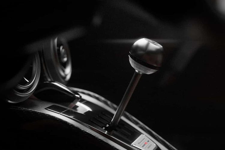 Việc bổ sung hộp số mới đòi hỏi công ty phải điều chỉnh nội thất để phù hợp với phần cứng mới. Nó cũng đã thực hiện một số cải tiến về mặt khí động học.