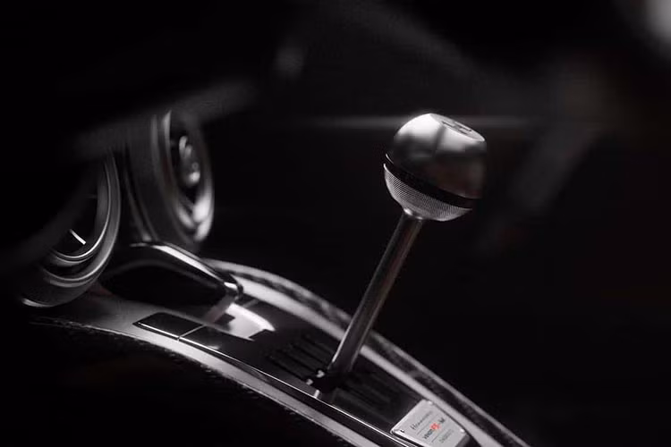 Việc bổ sung hộp số mới đòi hỏi công ty phải điều chỉnh nội thất để phù hợp với phần cứng mới. Nó cũng đã thực hiện một số cải tiến về mặt khí động học.