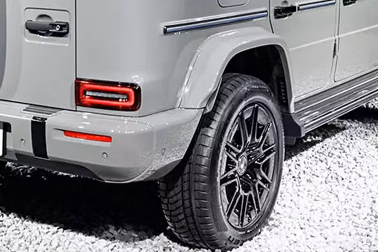 Ngoài ra, hãng Mercedes-Benz còn dùng vật liệu lai thông minh chứa carbon cho gầm xe để bảo vệ pin và ngăn tác động khi chạy off-road. Cũng như phiên bản máy xăng, Mercedes-Benz G 580 có công nghệ G-turn độc đáo, cho phép xe quay 90 độ tại chỗ trong 1 giây, quay 360 độ trong 5 giây và có thể quay liên tiếp 2 vòng.