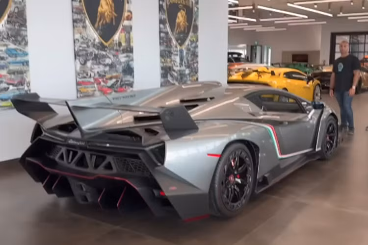 Siêu xe Lamborghini Veneno LP750-4 được trang bị động cơ V12, dung tích 6.5 lít, sản sinh ra công suất tối đa 750 mã lực. Siêu xe hàng hiếm này có thể tăng tốc từ vị trí xuất phát lên 100 km/h chỉ sau thời gian 2,9 giây trước khi đạt tốc độ tối đa 355 km/h.