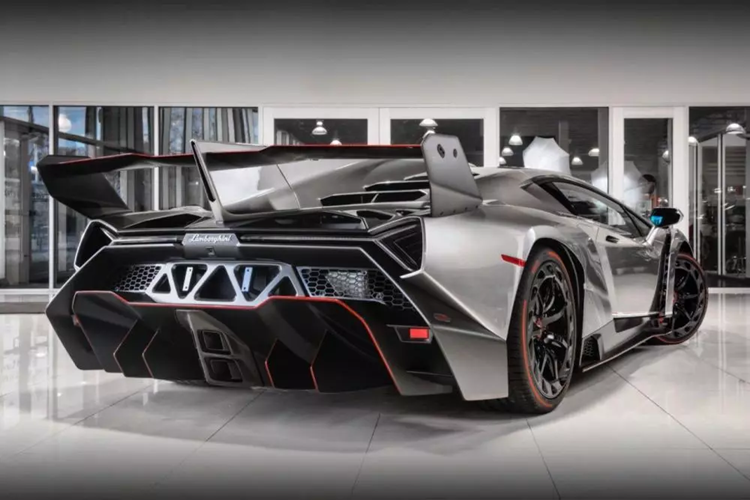 Vì thế, giới mê xe đang rất là tò mò, không biết chủ nhân của siêu phẩm Lamborghini Veneno đang có mặt tại Campuchia là đại gia Việt nào, hay là 1 đại gia Trung Quốc hoặc dân chơi Campuchia nào đó.