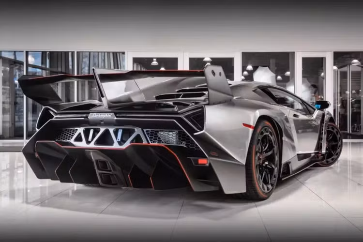 Vì thế, giới mê xe đang rất là tò mò, không biết chủ nhân của siêu phẩm Lamborghini Veneno đang có mặt tại Campuchia là đại gia Việt nào, hay là 1 đại gia Trung Quốc hoặc dân chơi Campuchia nào đó.