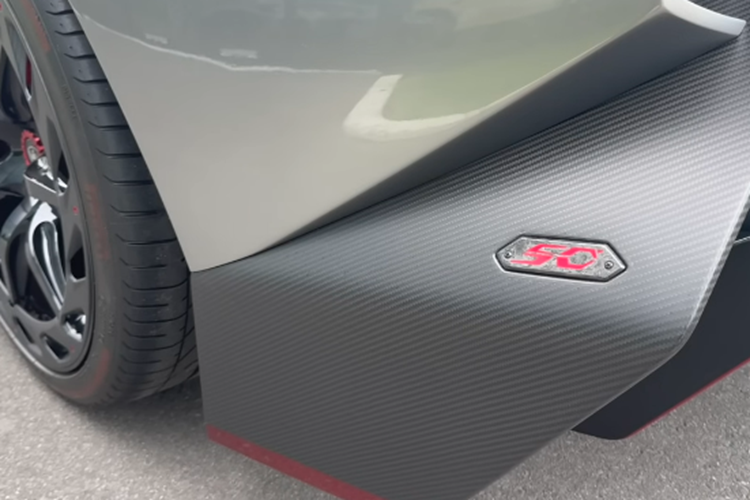 Khá thú vị là siêu bò này xuất hiện trong showroom xe chuyên nhập khẩu các dòng xe hypercar và megacar đắt tiền cho 2 đại gia Việt đó là Hoàng Kim Khánh với McLaren Senna và Koenigsegg Regera cùng chủ nhân chiếc Porsche 918 Spyder là 1 đại gia kinh doanh lĩnh vực tiêu dùng.