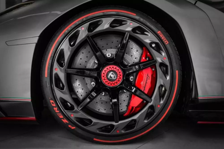 Siêu xe Lamborghini Veneno chỉ có đúng 12 chiếc trên toàn thế giới, 3 xe thuộc bản coupe và 9 chiếc là mui trần, vì thế, 1 chiếc xe bom tấn Lamborghini Veneno đang xuất hiện trong showroom xe của người Việt tại Campuchia đã gây bất ngờ lớn cho giới mê xe.