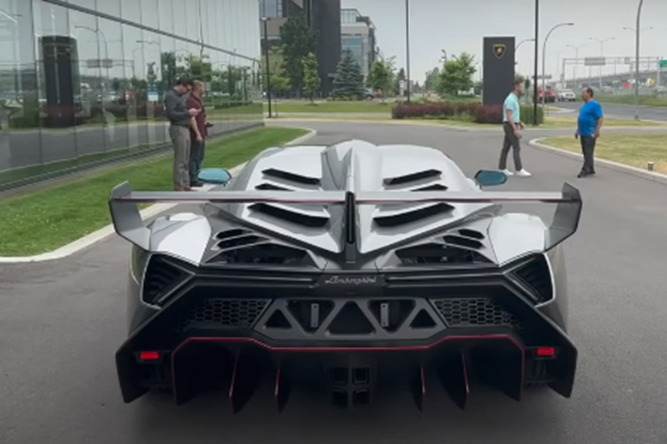 Bất ngờ ở chỗ trước đó, Hoàng Kim Khánh chia sẻ mình sẽ chốt đơn mua Lamborghini Sian, là 1 chiếc xe hypercar nhưng không hiếm, không đắt bằng Lamborghini Veneno.