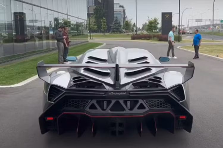 Bất ngờ ở chỗ trước đó, Hoàng Kim Khánh chia sẻ mình sẽ chốt đơn mua Lamborghini Sian, là 1 chiếc xe hypercar nhưng không hiếm, không đắt bằng Lamborghini Veneno.