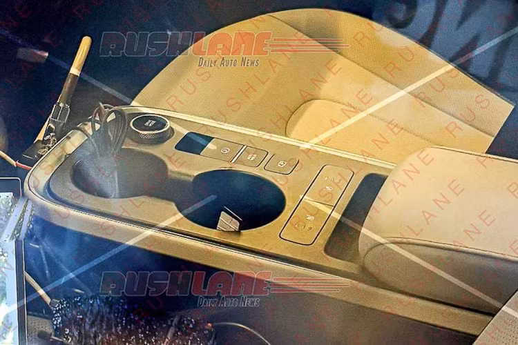 Tùy thuộc vào biến thể, khách hàng có thể lựa chọn ghế bọc vải hoặc giả da. Chưa hết, Creta EV cũng sẽ có cửa sổ trời toàn cảnh, điều hòa tự động hai vùng, ghế trước thông gió, phanh tay điện tử và bộ sạc điện thoại không dây. Những trang bị này không chỉ tăng tính tiện nghi mà còn nâng cao trải nghiệm lái xe của khách hàng.