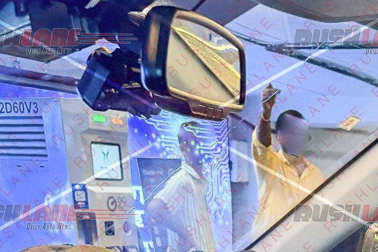 Bảng điều khiển trung tâm của xe thử nghiệm vẫn đang trong quá trình hoàn thiện, nhưng rõ ràng là hầu hết các nút trên bảng điều khiển đều được “mượn” từ Hyundai Creta truyền thống. Sự hiện diện của các nút vật lý trên bảng điều khiển trung tâm có thể làm giảm đi tính thẩm mỹ của xe nhưng đổi lại sẽ giúp người dùng dễ dàng thao tác.