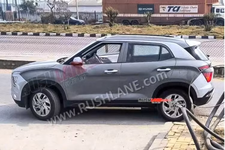 Về an toàn, Hyundai Creta EV được trang bị 6 túi khí, cân bằng điện tử, hỗ trợ khởi hành ngang dốc, phanh đĩa sau, hệ thống kiểm soát áp suất lốp, đèn tự động, đèn dẫn đường, camera lùi, cảm biến hỗ trợ đỗ xe trước/sau và một loạt tính năng hỗ trợ người lái nâng cao ADAS.