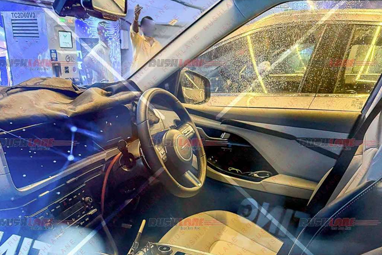 Còn lại, Hyundai Creta EV vẫn sở hữu các trang bị như trên phiên bản chạy động cơ đốt trong gồm: bảng táp-lô cong hiện đại; cửa gió điều hòa nằm ngang; hệ thống màn hình kép 10,25 inch cho bảng đồng hồ kỹ thuật số và hệ thống thông tin giải trí; nội thất hai tông màu; vô lăng và cần số bọc da; ghế lái chỉnh điện 8 hướng.