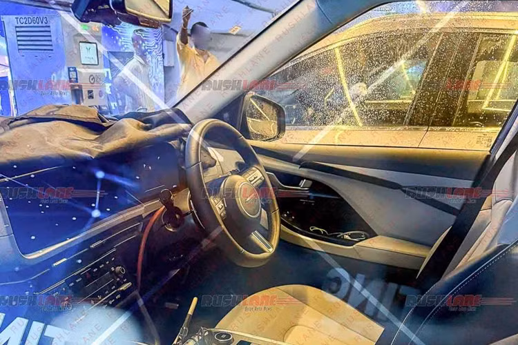 Còn lại, Hyundai Creta EV vẫn sở hữu các trang bị như trên phiên bản chạy động cơ đốt trong gồm: bảng táp-lô cong hiện đại; cửa gió điều hòa nằm ngang; hệ thống màn hình kép 10,25 inch cho bảng đồng hồ kỹ thuật số và hệ thống thông tin giải trí; nội thất hai tông màu; vô lăng và cần số bọc da; ghế lái chỉnh điện 8 hướng.