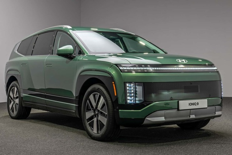 Kia EV9 đã thành công khi trở thành một trong những mẫu SUV chạy điện 3 hàng ghế phổ thông đầu tiên của Mỹ. Giờ đây, Hyundai đang có phiên bản riêng của mình với Ioniq 9. Sử dụng nền tảng điện E-GMP giống như người anh em Kia, Hyundai Ioniq 9 2025 mới hứa hẹn có nhiều không gian, tiện nghi và phạm vi hoạt động rộng 500 Km tùy phiên bản.