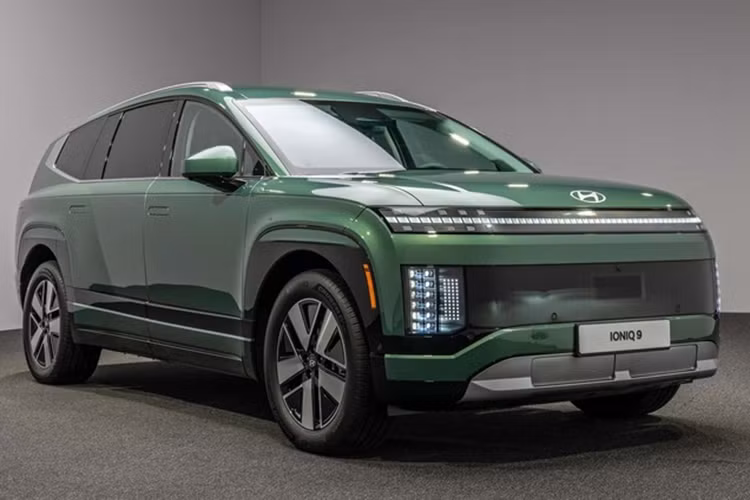 Kia EV9 đã thành công khi trở thành một trong những mẫu SUV chạy điện 3 hàng ghế phổ thông đầu tiên của Mỹ. Giờ đây, Hyundai đang có phiên bản riêng của mình với Ioniq 9. Sử dụng nền tảng điện E-GMP giống như người anh em Kia, Hyundai Ioniq 9 2025 mới hứa hẹn có nhiều không gian, tiện nghi và phạm vi hoạt động rộng 500 Km tùy phiên bản.