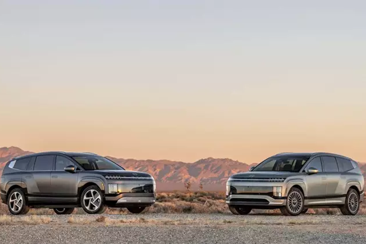 Chất liệu bọc nội thất thân thiện với môi trường bao gồm ghế ngồi và các tấm nội thất. Các vật liệu bao gồm từ da có nguồn gốc bền vững đến vải polyetylen terephthalate tái chế và thậm chí cả len.