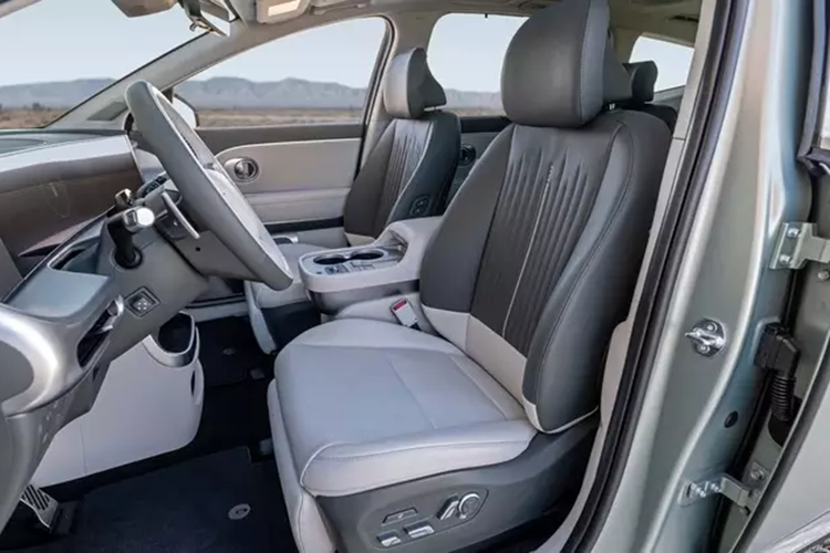 Hàng ghế thứ nhất và thứ hai cũng xếp phẳng hoàn toàn và hàng ghế thứ hai có thể xoay để bạn có thể đối mặt với hành khách ở hàng ghế thứ ba (chỉ khi xe đứng yên).