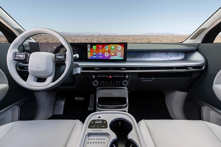 Cung cấp sức mạnh cho Ioniq 9 là bộ pin 110,3 kW. Mẫu Long Range cơ sở có một động cơ điện duy nhất cung cấp năng lượng cho bánh sau, trong khi Hyundai cung cấp biến thể Long Range động cơ kép và mẫu Performance hai động cơ.