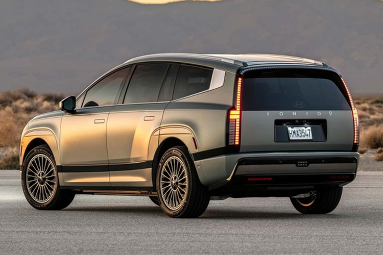 Để phù hợp với chủ đề thân thiện với môi trường, Ioniq 9 sử dụng hợp chất sơn mới làm từ rác thải lốp xe tái chế. Người mua có thể chọn từ 16 màu khác nhau, với một số màu mới được sản xuất riêng cho Ioniq 9: Celadon Grey Matte, Celadon, Grey metallic, Ionosphere Green Pearl, Sunset Brown Pearl và Cosmic Blue Pearl.