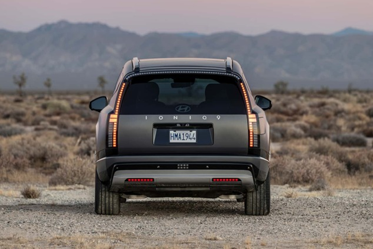 Vẫn chưa có thông tin về giá bán, nhưng hy vọng mức giá xe Hyundai Ioniq 9 sẽ có khởi điểm ở mức trung bình 50.000 USD (1,27 tỷ đồng) và cao nhất ở mức khoảng 80.000 USD (2,03 tỷ đồng). Mẫu xe điện 3 hàng ghế sẽ được bán vào đầu năm tới.