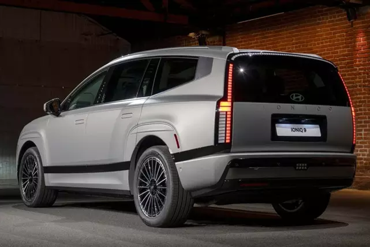 Người lái và hành khách phía trước có thể truy cập vào hai màn hình 12,0 inch — một màn hình cảm ứng trung tâm và cụm đồng hồ kỹ thuật số phụ. Và hệ thống âm thanh 8 loa là tiêu chuẩn trong khi hệ thống 14 loa Bose có sẵn dưới dạng tùy chọn.