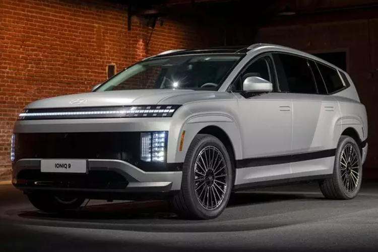 Thiết kế bên ngoài SUV điện Hyundai Ioniq 9 mang tính thẩm mỹ kết hợp các yếu tố tương lai như đèn pha và đèn hậu với hiệu quả khí động học cao. Điều đó mang lại hệ số cản gió chỉ 0,259 Cd với gương chiếu hậu kỹ thuật số tùy chọn (không có ở Mỹ). Để so sánh, Tesla Model X có hệ số cản là 0,24 Cd.