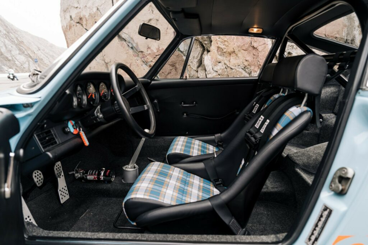 Con số này chưa bằng một nửa so với những mẫu xe hút khí tự nhiên hàng đầu hiện nay của Porsche, nhưng 200 mã lực là quá đủ để mang lại niềm vui, đặc biệt là trên một chiếc xe nhỏ gọn và nhẹ như chiếc 911 cũ.