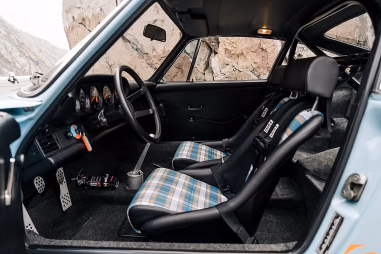 Con số này chưa bằng một nửa so với những mẫu xe hút khí tự nhiên hàng đầu hiện nay của Porsche, nhưng 200 mã lực là quá đủ để mang lại niềm vui, đặc biệt là trên một chiếc xe nhỏ gọn và nhẹ như chiếc 911 cũ.