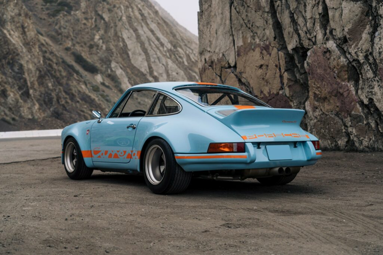 Những nét đặc biệt tiếp tục xuất hiện trong khoang nội thất xe với tấm thảm sàn mới, trần xe được tân trang lại, bảng điều khiển cổ điển, đồng hồ đo được hiện đại hóa, cần số kiểu xe đua và lồng chống lật.