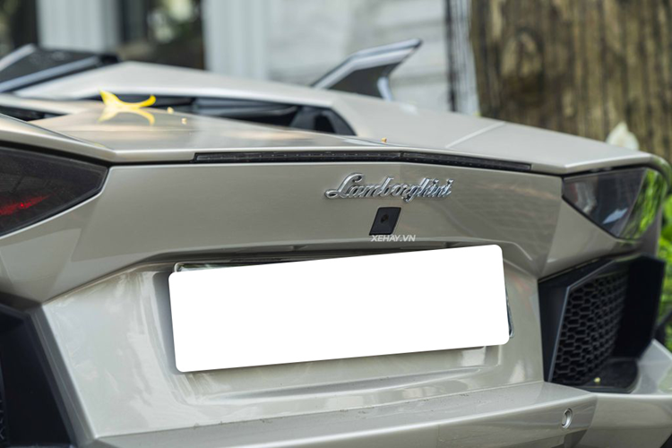 Cụ thể, nửa đầu xe có màu đỏ nổi bật, trong khi nửa sau là tông màu xám đục với điểm nhấn màu trắng ở một số chi tiết. Ở trên vòm bánh sau, chiếc Lamborghini Aventador này không dán logo SVJ, thay vào đó là logo SG màu đen – đỏ như để “đánh dấu chủ quyền”.