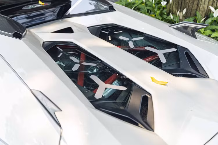 Cụ thể, “siêu bò” Lamborghini Aventador LP700-4 Roadster trong bài đã được độ phần đầu xe của phiên bản SVJ giới hạn trong khi đó đuôi xe vẫn được giữ nguyên.