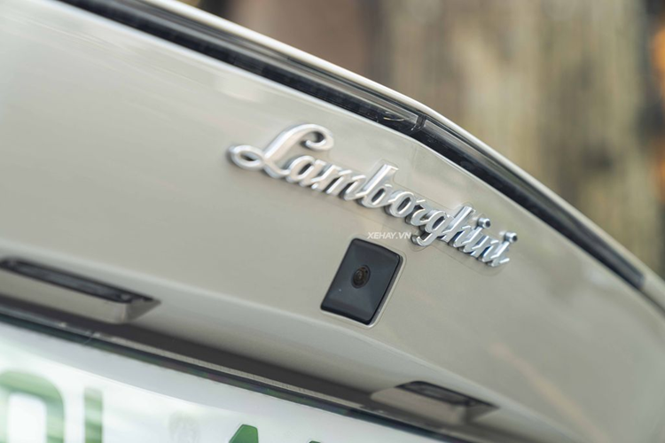 Chưa hết, chiếc Lamborghini Aventador LP700-4 này còn được nâng cấp hệ thống ống xả của thương hiệu Frequency Intelligent Exhaust (Fi Exhaust), có cấu tạo từ vật liệu titanium, nhẹ hơn 40% so với thép không gỉ. Do đó, âm thanh từ cỗ máy V12 trở nên đanh thép và uy lực hơn rất nhiều.