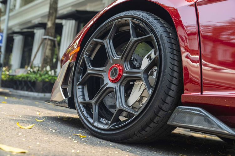 Để tạo nên sự khác biệt so với những chiếc xe khác, cũng như làm tăng thêm phần nổi bật, ấn tượng mỗi khi xuất hiện, chủ nhân chiếc Lamborghini Aventador đã đưa ra một ý tưởng độ rất táo bạo cho chiếc xe này.