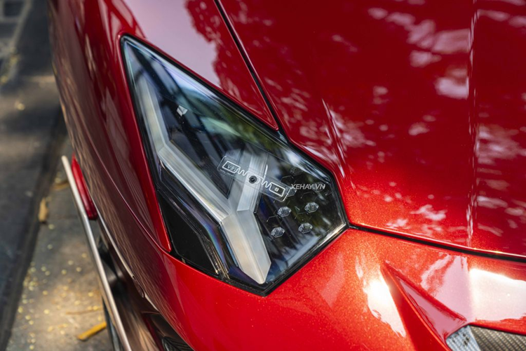 Qua tìm hiểu, “siêu bò” trong bài đã có mặt tại nước ta khoảng gần 8 năm và ngoài siêu phẩm này chủ xe còn đang sở hữu hai siêu xe hàng hiếm khác là Ferrari 458 Italia độ Liberty Walk LB-Silhouette Works và Ferrari 488 GTB độ Novitec.