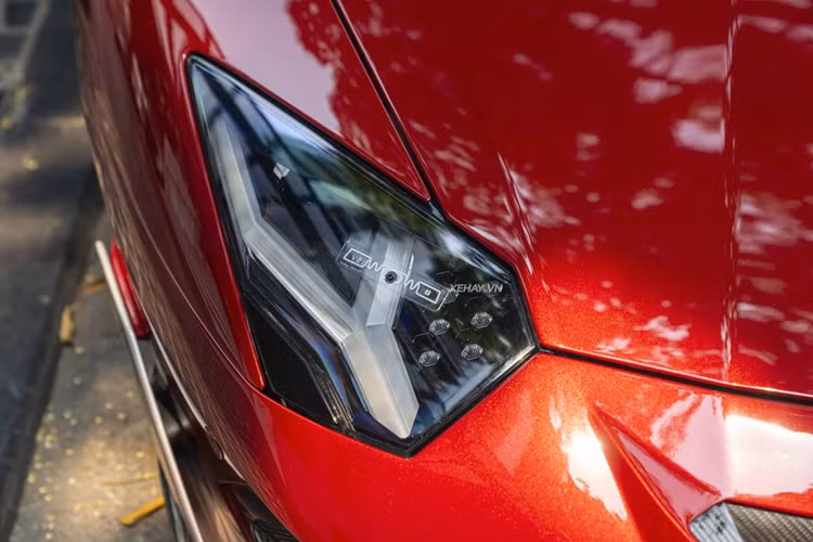 Qua tìm hiểu, “siêu bò” trong bài đã có mặt tại nước ta khoảng gần 8 năm và ngoài siêu phẩm này chủ xe còn đang sở hữu hai siêu xe hàng hiếm khác là Ferrari 458 Italia độ Liberty Walk LB-Silhouette Works và Ferrari 488 GTB độ Novitec.