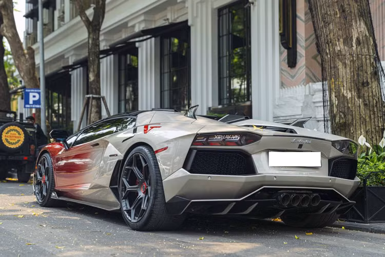 Lamborghini Aventador LP700-4 Roadster sử dụng động cơ V12 hút khí tự nhiên, có dung tích 6.5 lít, sản sinh công suất tối đa lên đến 700 mã lực tại vòng tua máy 8.250 vòng/phút và mô men xoắn cực đại đạt mức 690 Nm tại vòng tua 5.500 vòng/phút.