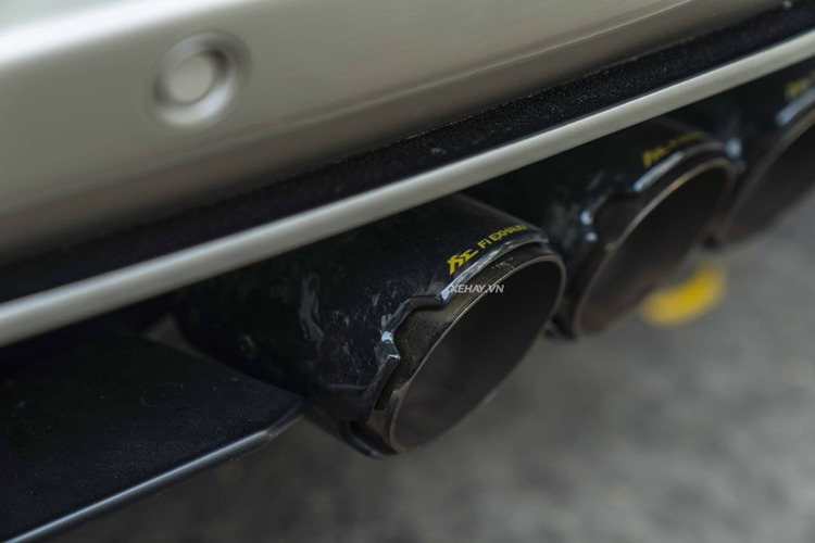 Nguyên bản, Lamborghini Aventador trong bài sở hữu màu sơn ngoại thất trắng ngà. Tuy nhiên thời điểm hiện tại siêu phẩm này đã được đổi màu “áo” lấy cảm hứng từ Aventador SVJ Roadster JP63 Kabuki Edition phiên bản giới hạn dành riêng cho thị trường Nhật Bản.