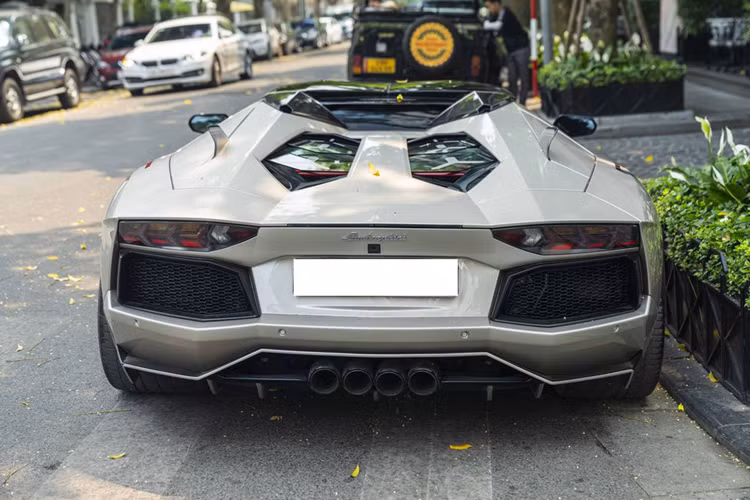 “Siêu bò” Lamborghini Aventador của đại gia Hà Nội này chỉ mất 2,9 giây để tăng tốc từ 0-100 km/h và có tốc độ tối đa chạm ngưỡng 349 km/h.