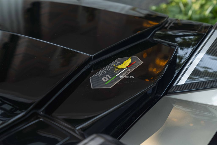 Ở phía sau, mui xe của chiếc Lamborghini Aventador này còn được bổ sung tấm ốp tạo hình khe gió nhằm tăng tính thẩm mỹ cho xe, cánh gió đuôi lạ mắt lấy cảm hứng từ siêu xe triệu đô Lamborghini Sián FKP37.