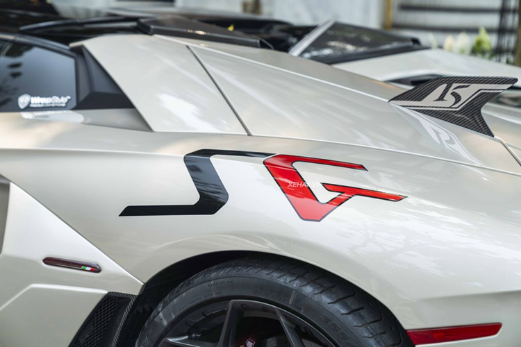 Chiếc Lamborghini Aventador độ độc bản này được trang bị bộ mâm đến từ thương hiệu Brixton Forged, với mã MW03. Bộ mâm này có kích thước 20 inch ở phía trước và 21 inch ở bánh sau, đi cùng cùm phanh sơn màu xám ở bánh trước và đỏ ở bánh sau.