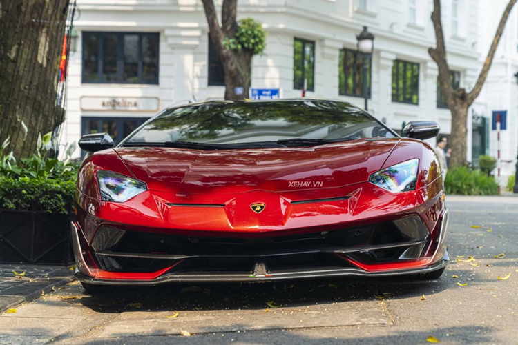 Vì vậy, siêu xe này luôn được chú ý mỗi khi xuất hiện trên đường phố Việt Nam. Mới đây siêu phẩm Lamborghini Aventador độ độc bản đã bị bắt gặp khi đang “thả dáng” trên đường phố Hà Nội.