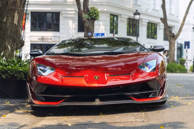 Vì vậy, siêu xe này luôn được chú ý mỗi khi xuất hiện trên đường phố Việt Nam. Mới đây siêu phẩm Lamborghini Aventador độ độc bản đã bị bắt gặp khi đang “thả dáng” trên đường phố Hà Nội.